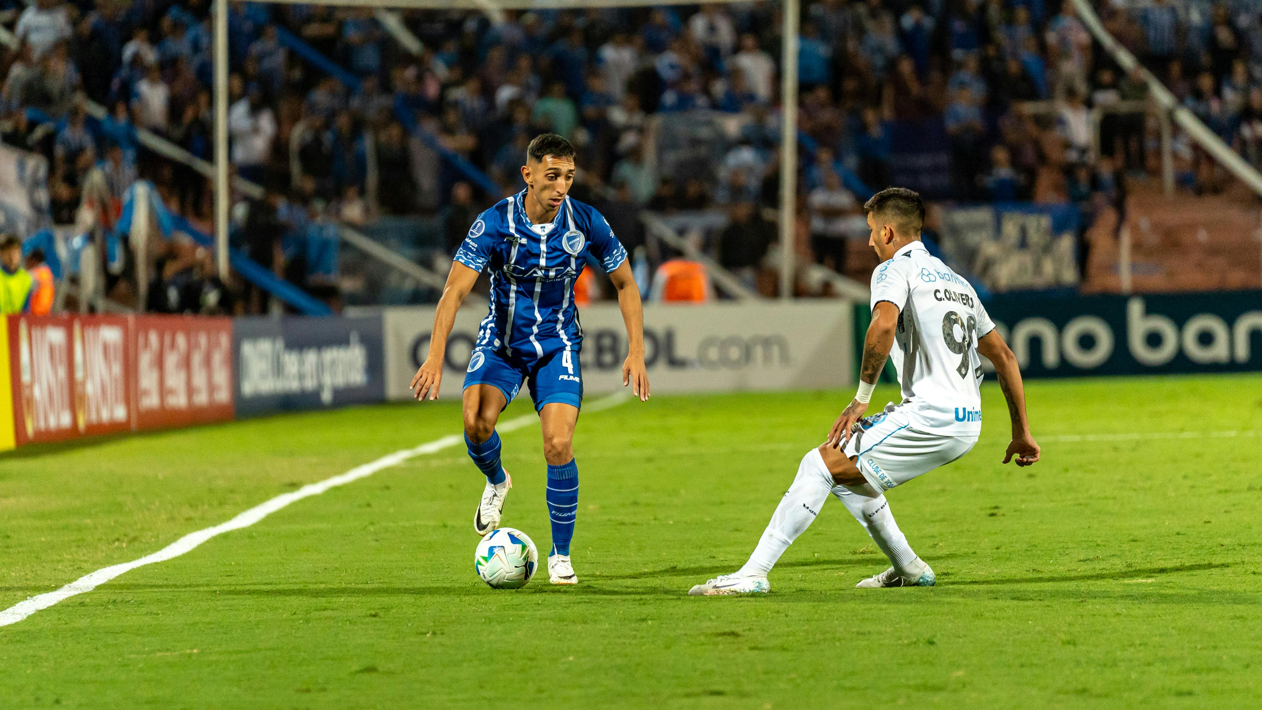 足球比赛精彩瞬间，球员在场上激烈对抗